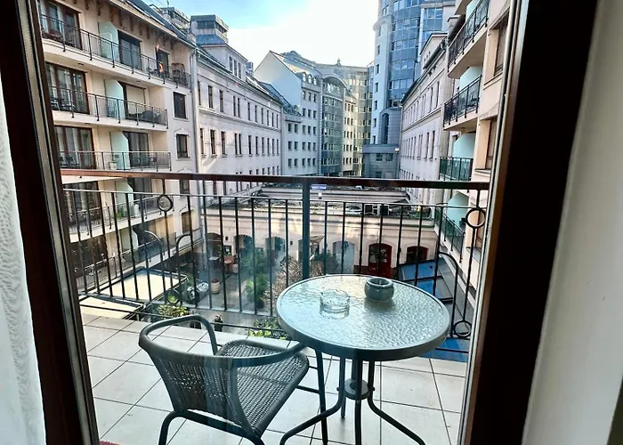 Vinyl Gozsdu Apartment *