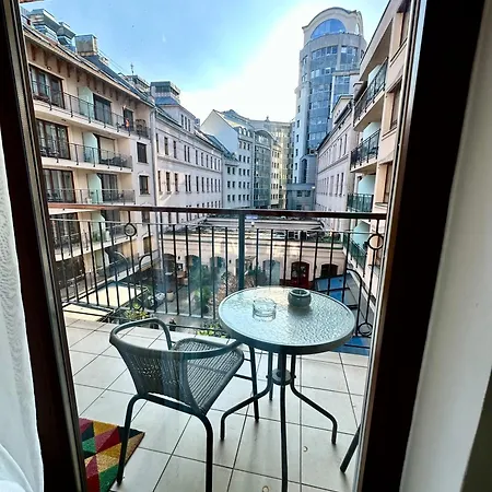 Vinyl Gozsdu Apartman *