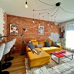 Vinyl Gozsdu Apartman